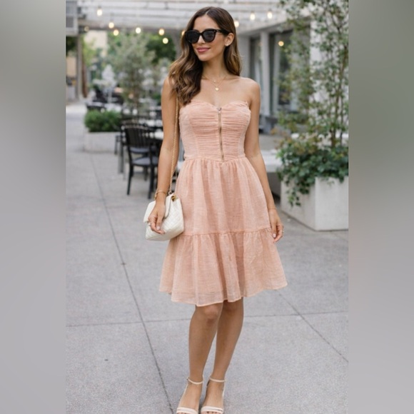 Guess Dresses & Skirts - 💖💖NicePeach color Strapless Dress